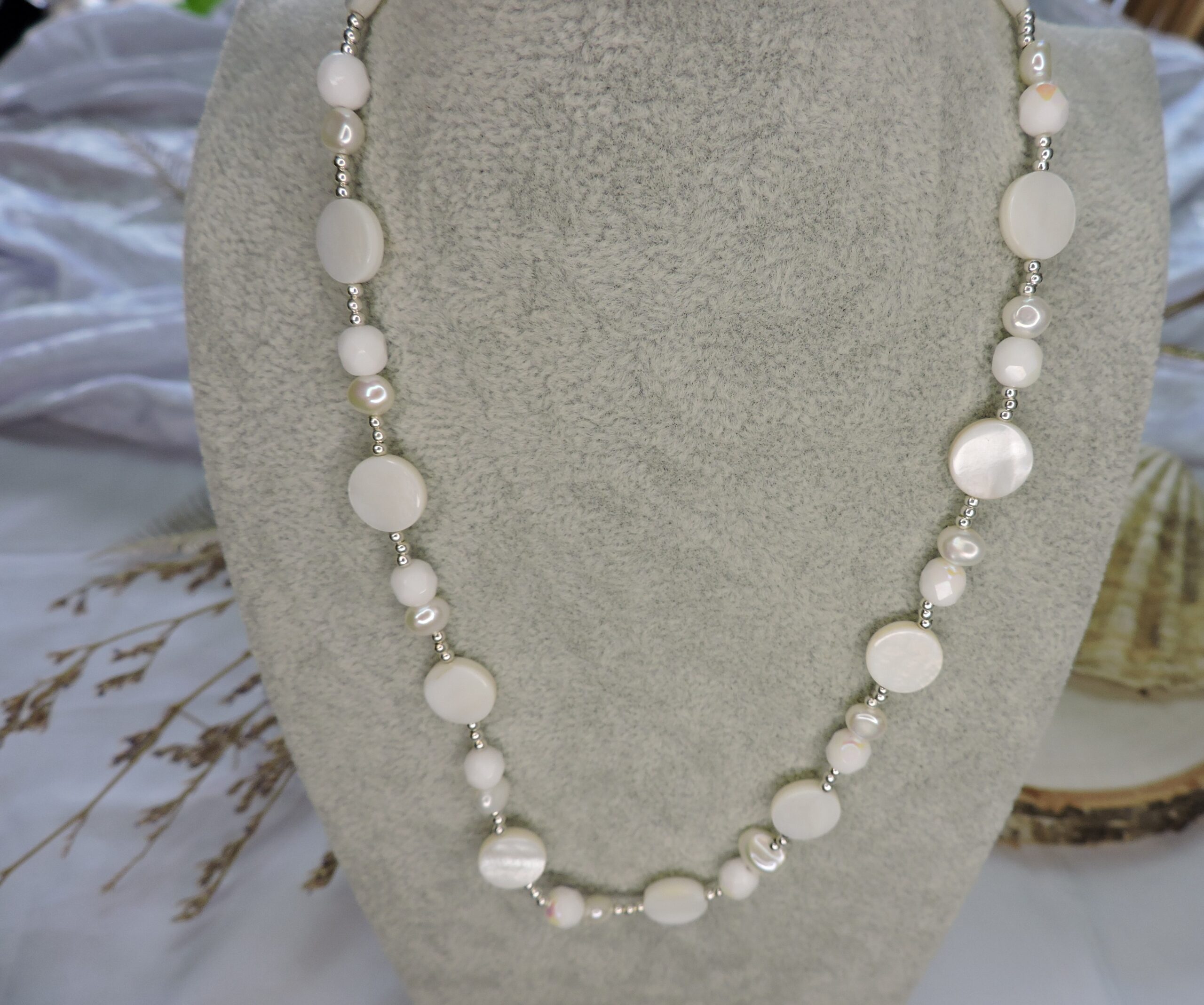 Elegant mother of pearl Necklace